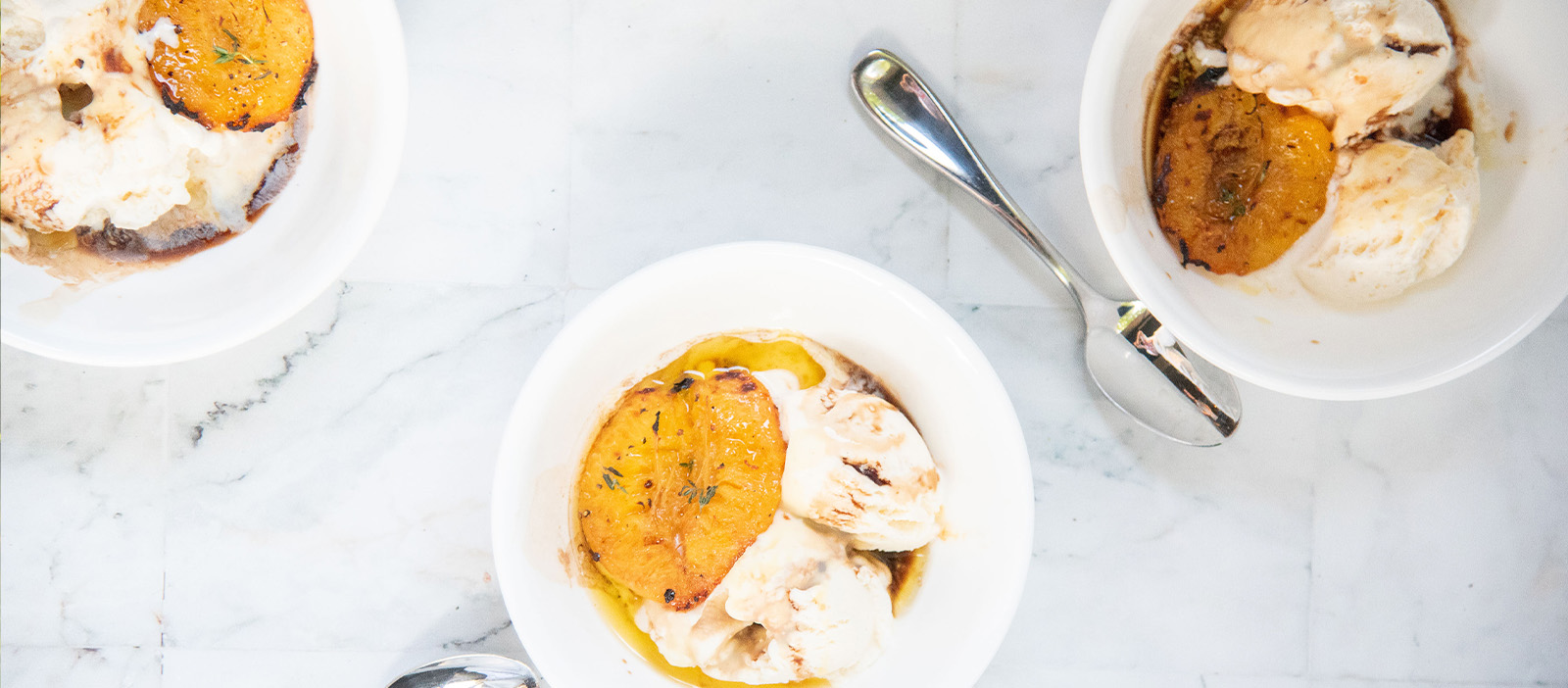 Broiled peaches with vanilla ice cream 